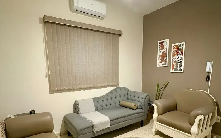 Sala climatizada do NUAMCE preparada para atendimentos individuais e familiares