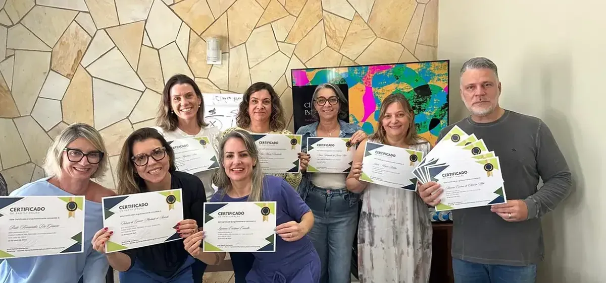 Ambiente de estudos da Escola de Psicanálise NUAMCE, preparado para encontros formativos