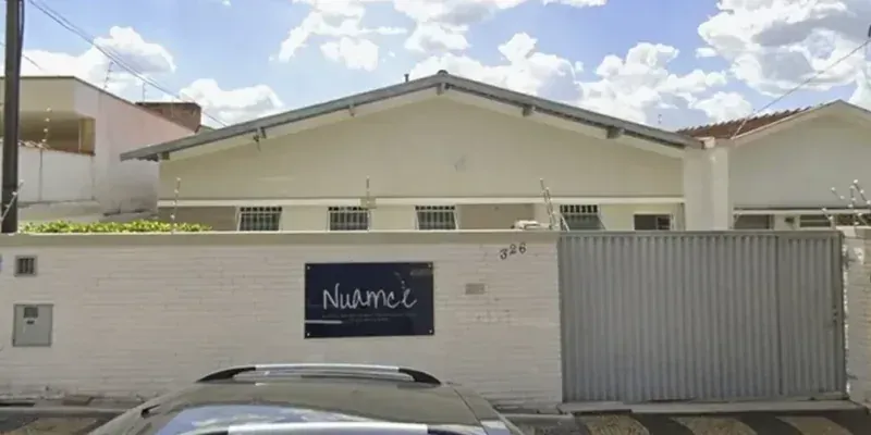 Sala de atendimento adulto com divã para locação no NUAMCE, na região do Taquaral, em Campinas