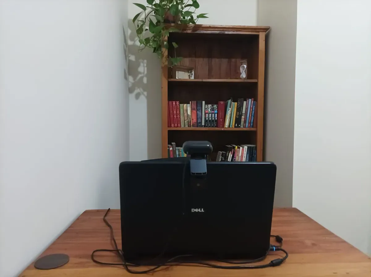 Computador e webcam em sala reservada para atendimento online