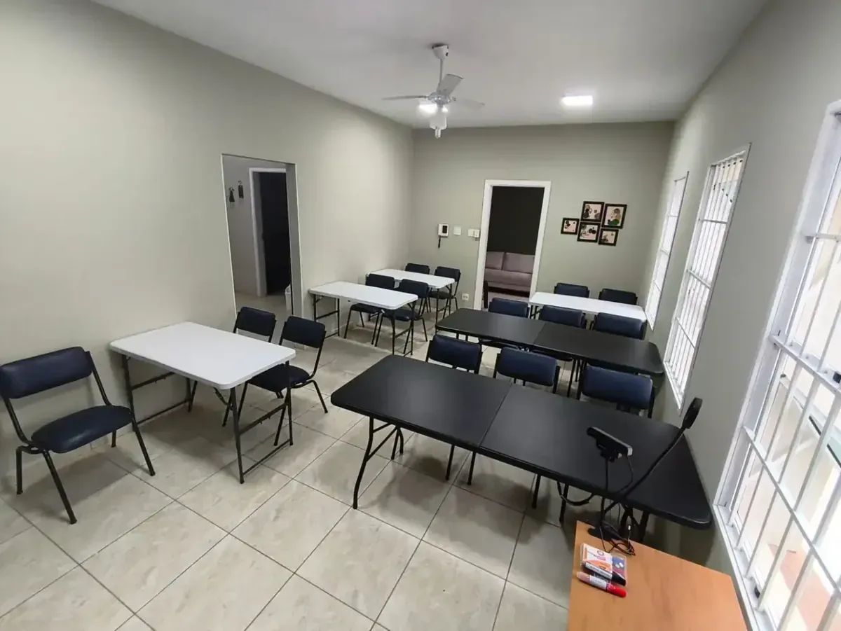 Sala de cursos e palestras do NUAMCE organizada para grupos de estudo e formação continuada em psicanálise