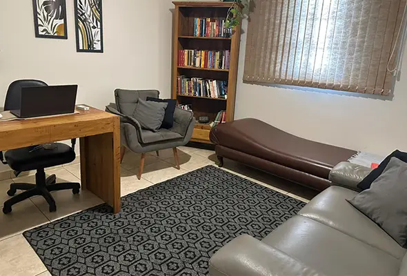 Sala de atendimento completa com divã e poltronas confortáveis, disponível para locação para psicólogos em Campinas.