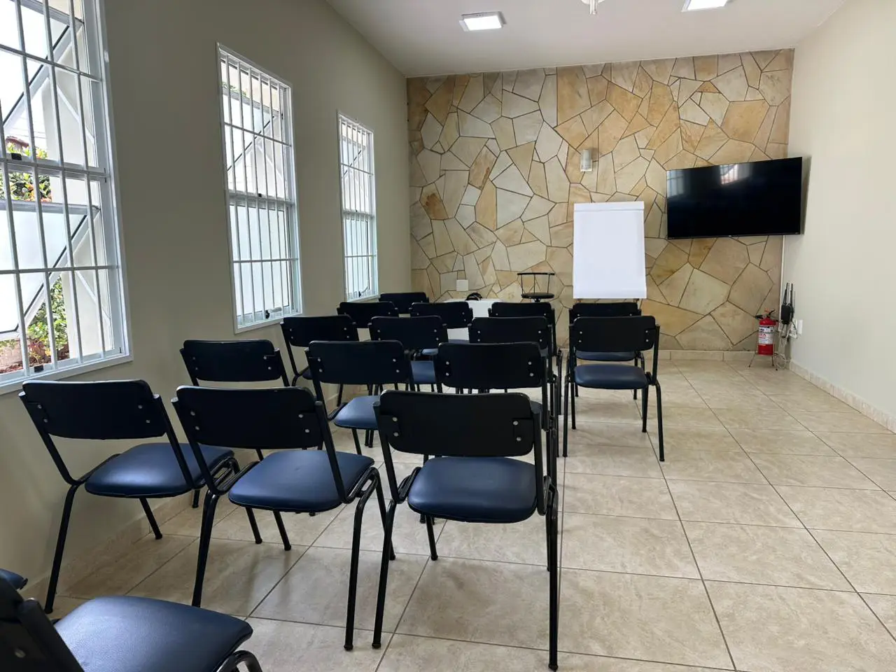 Sala de cursos e palestras em Campinas com cadeiras, projetor e estrutura profissional na NUAMCE﻿