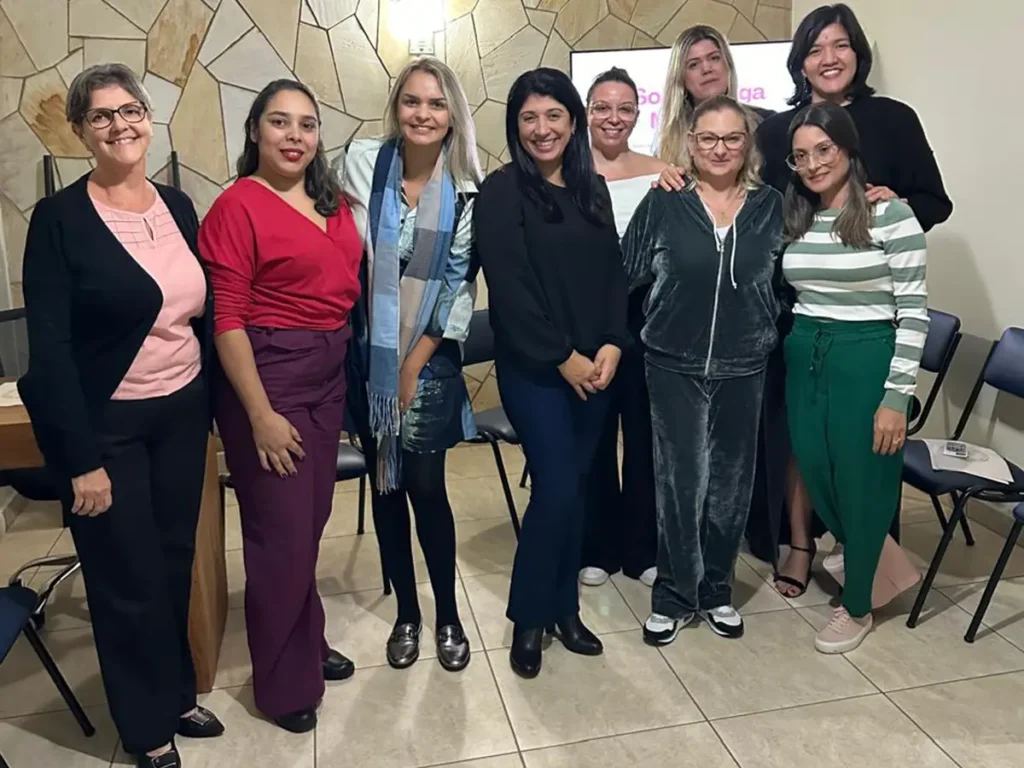 Grupo de mulheres participantes do grupo de estudos em psicanálise reunidas para foto oficial após encontro na Clínica Nuamce em Campinas.