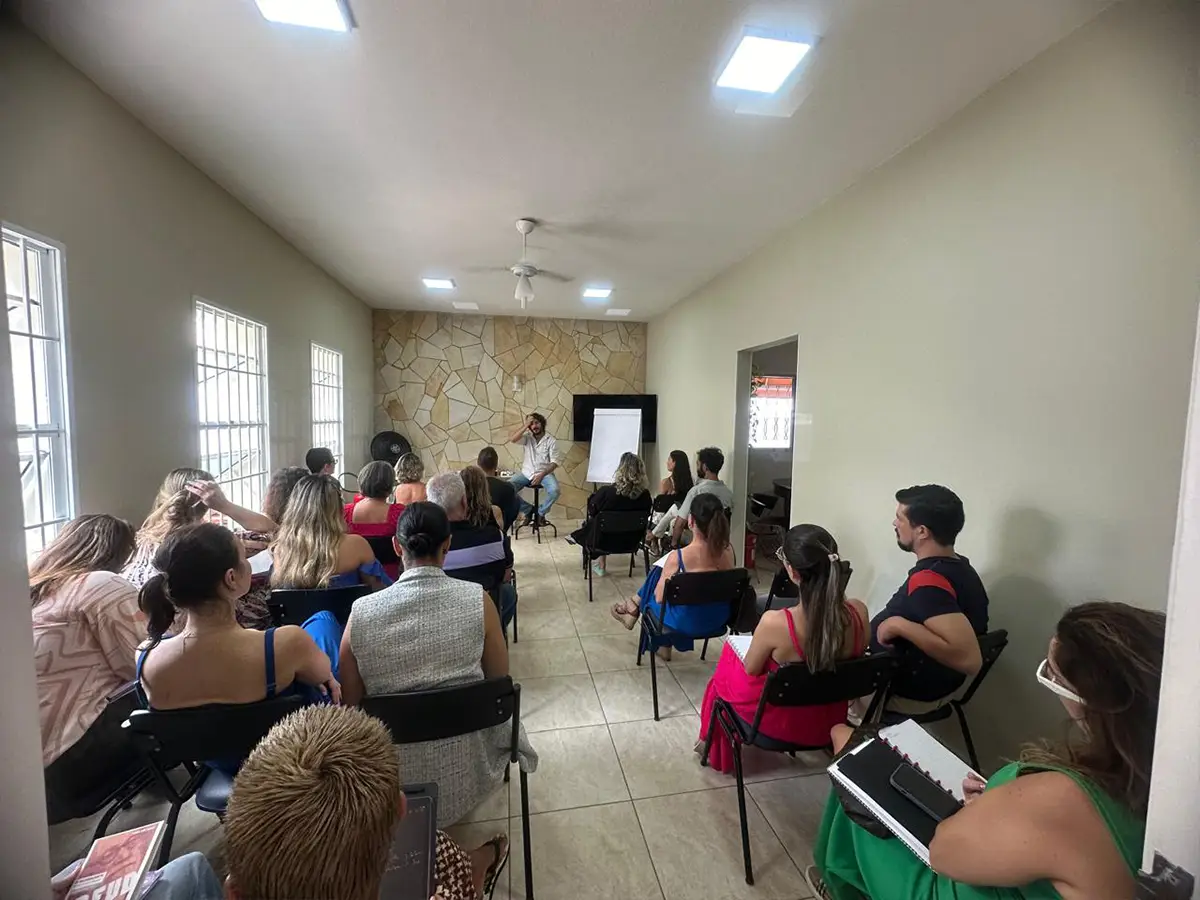 Sala ampla lotada com terapeutas e psicólogos assistindo a um curso presencial em Campinas, demonstrando a capacidade do espaço disponível para locação.
