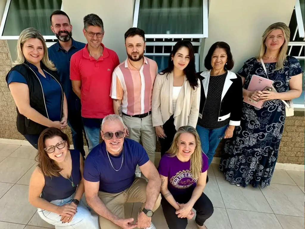 Grupo diverso de homens e mulheres reunidos em área externa para foto oficial da supervisão de casos em psicanálise em Campinas.
