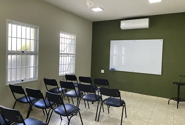 Sala de cursos e palestras do NUAMCE em Campinas com cadeiras e estrutura para formação